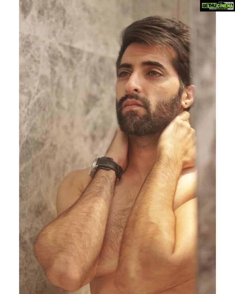 Akshay Oberoi Instagram - Mirror mirror on the wall, Who's the grumpiest of all? #Wednesday #WednesdayThoughts #Mood