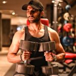 Akshay Oberoi Instagram – The moment when you take a pause to think about what’s for dinner tonight 🤔😬

#Friday #FitnessFriday #Workout #Fitness #Gymming