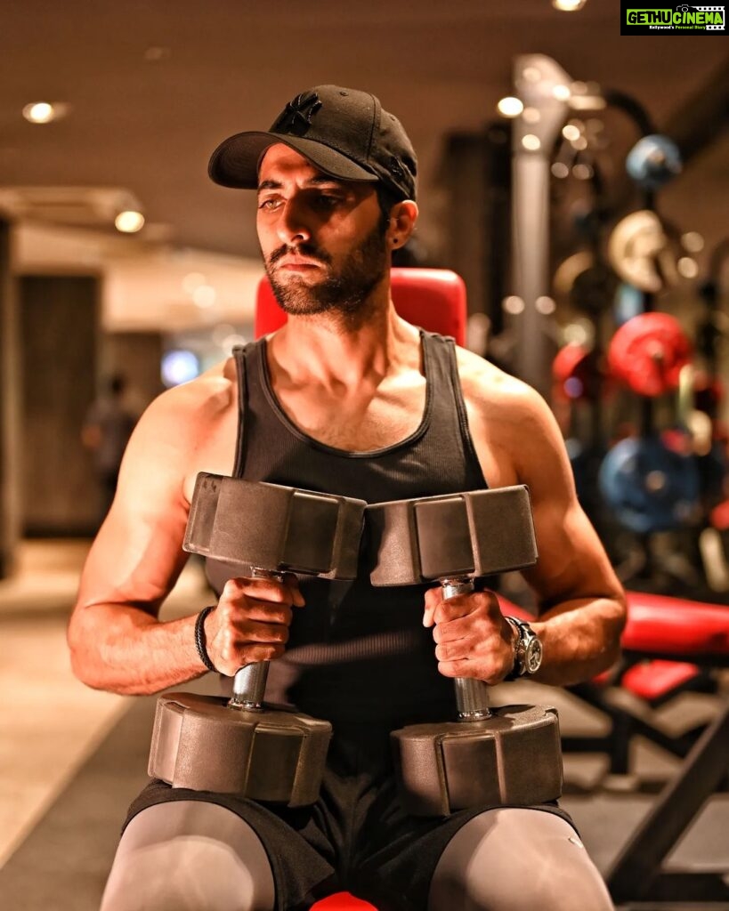Akshay Oberoi Instagram - The moment when you take a pause to think about what's for dinner tonight 🤔😬 #Friday #FitnessFriday #Workout #Fitness #Gymming