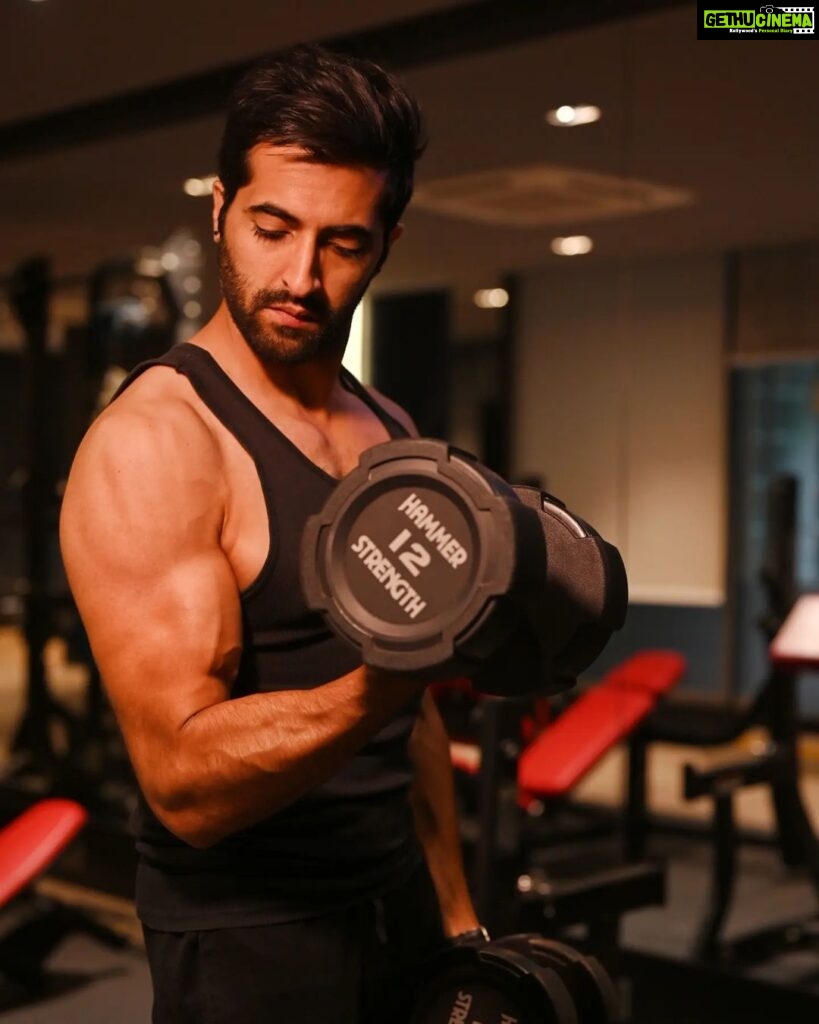 Akshay Oberoi Instagram - What prepping for an action-packed movie looks like... 💪🏻 #Fighter #NextProject #Workout #Fitness #Gymming