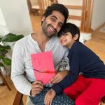 Akshay Oberoi Instagram – It’s indeed a ‘happy’ birthday when your kid makes the most adorable card for you and you bring in the day with some of your oldest friends! Had that smile glued to my face all day long… 😇

Thank you everyone for the birthday wishes. Happy New Year to you all ❤️