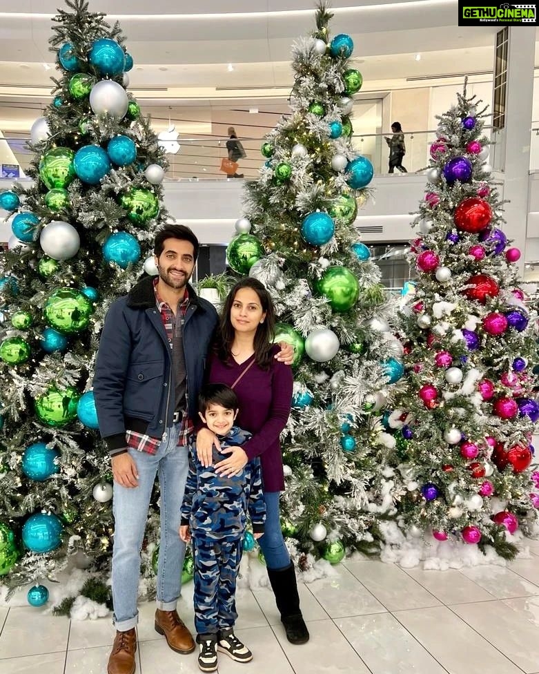 Akshay Oberoi Instagram - Merry Christmas to everyone from us & our little elf 🎄🎁 #MerryChristmas #Christmas #Christmas2022 #Holidays