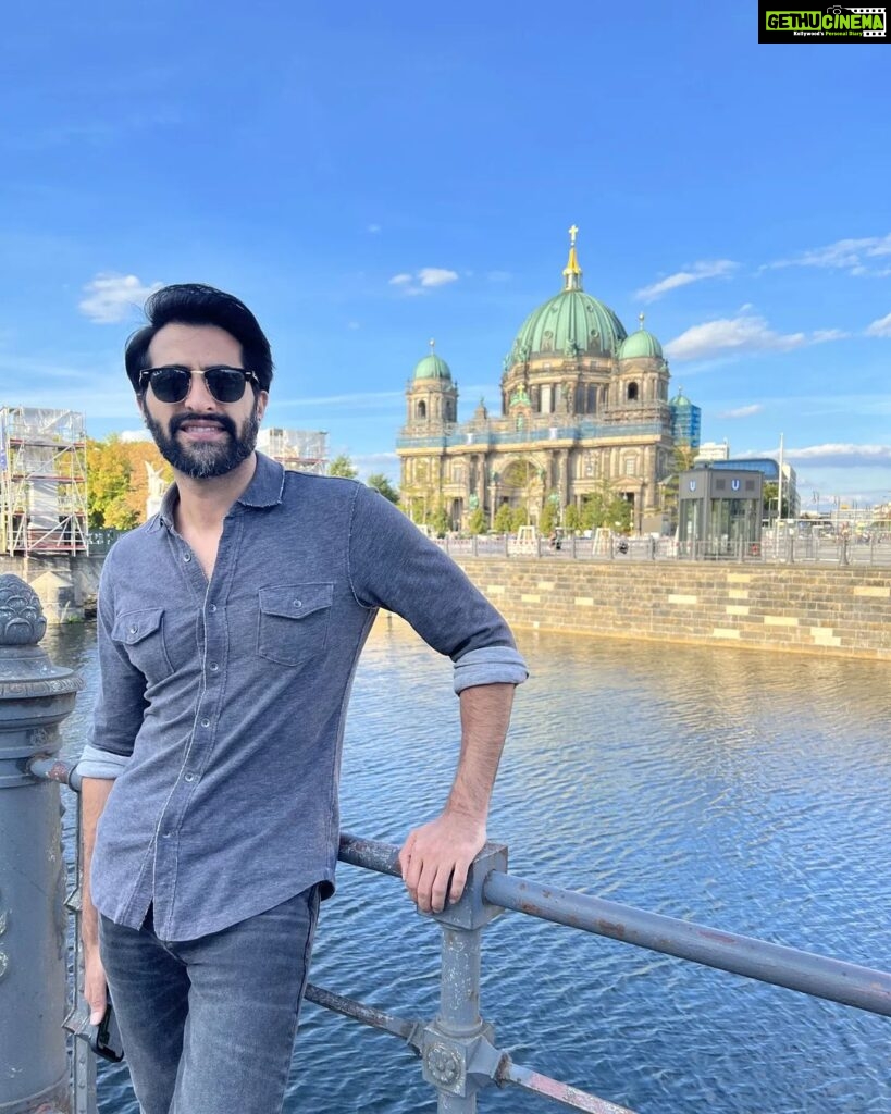 Akshay Oberoi Instagram - December should be officially declared as a holiday! #TakeMeBack #Vacation #Travelling #Throwback #ThrowbackThursday