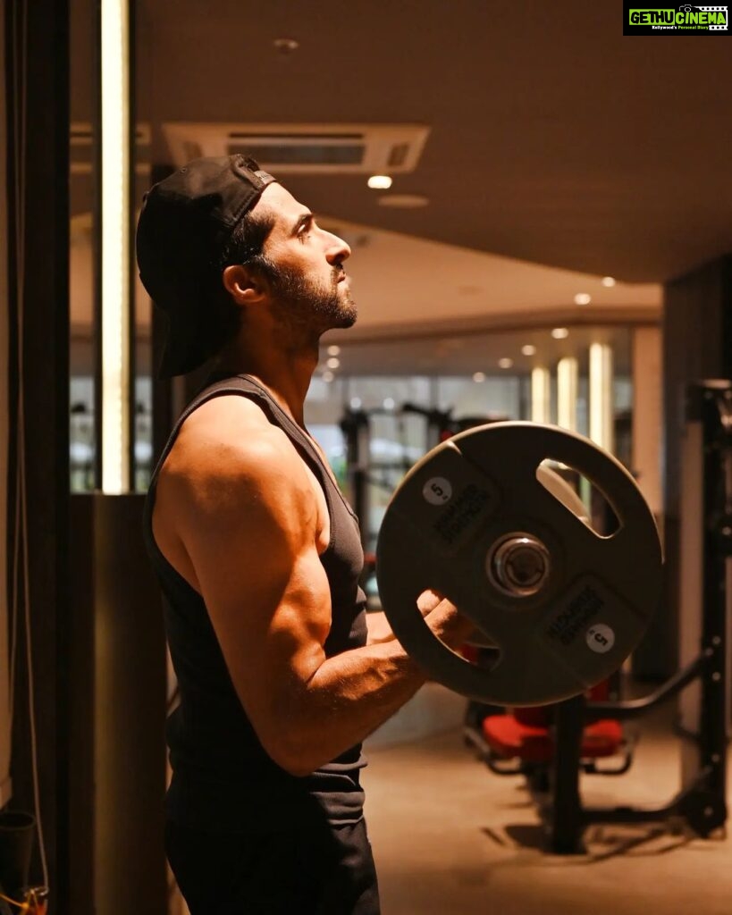 Akshay Oberoi Instagram - Stepping into the spotlight, one rep at a time 💪🏻 #FitnessFriday #Friday #Workout #Fitness #Gymming #Motivation #WorkoutMotivation