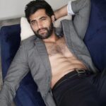 Akshay Oberoi Instagram – ऐसे न मुझे तुम देखो 👀

#Friday #FridayFeeling