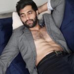 Akshay Oberoi Instagram – ऐसे न मुझे तुम देखो 👀

#Friday #FridayFeeling