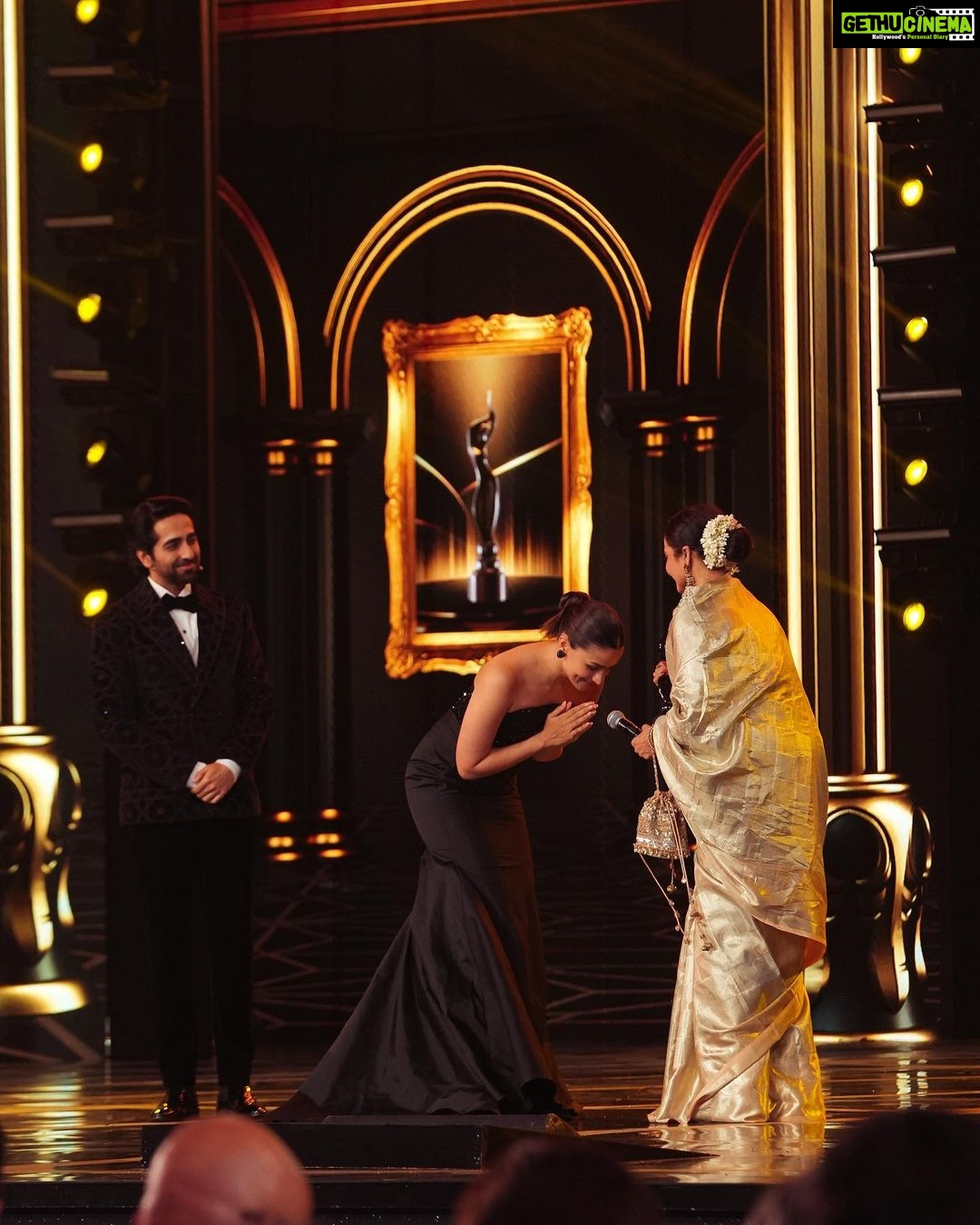 Alia Bhatt Instagram - The day we wrapped Gangubai Kathiawadi, with shaking hands and heavy hearts, I remember telling my wonderful crew. “No matter the outcome, just the experience of shooting the film, learning and growing under the guidance of Sanjay sir - that's my blockbuster.” I left that set a different person - and that was ONLY because of this amazing team! Gangu .. meri jaan .. my alter ego, belongs to you Sanjay sir. Thank you for believing in me, so I could believe in myself. I will forever be in your debt! I’ve always said you make the world believe in magic - and if on this journey I can be even half as hard working, half as dedicated and driven as you - I will consider myself very fortunate! To my audience - my fans, my family! Thank you for being my constant inspiration to do better. Always. My whole team, I am me, only because of you. You keep me in one piece. And last but not the least! My beautiful family that grounds me and keeps me steady - Mama, Papa, Tanna I love you .. my other mom — my mom-in-law & my father-in-law up there whose blessing is always with me. My gorgeous husband, for hearing me rant about my day for hours and motivating me whenever I was down and out! And my baby girl, who wasn’t there at the time, but I will continue to thank for the rest of my life for the joy and peace she brings to me ♥♥♥ Eternally grateful 🌙🌙