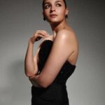 Alia Bhatt Instagram - The day we wrapped Gangubai Kathiawadi, with shaking hands and heavy hearts, I remember telling my wonderful crew. “No matter the outcome, just the experience of shooting the film, learning and growing under the guidance of Sanjay sir - that's my blockbuster.” I left that set a different person - and that was ONLY because of this amazing team! Gangu .. meri jaan .. my alter ego, belongs to you Sanjay sir. Thank you for believing in me, so I could believe in myself. I will forever be in your debt! I’ve always said you make the world believe in magic - and if on this journey I can be even half as hard working, half as dedicated and driven as you - I will consider myself very fortunate! To my audience - my fans, my family! Thank you for being my constant inspiration to do better. Always. My whole team, I am me, only because of you. You keep me in one piece. And last but not the least! My beautiful family that grounds me and keeps me steady - Mama, Papa, Tanna I love you .. my other mom — my mom-in-law & my father-in-law up there whose blessing is always with me. My gorgeous husband, for hearing me rant about my day for hours and motivating me whenever I was down and out! And my baby girl, who wasn’t there at the time, but I will continue to thank for the rest of my life for the joy and peace she brings to me ♥♥♥ Eternally grateful 🌙🌙