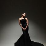Alia Bhatt Instagram - The day we wrapped Gangubai Kathiawadi, with shaking hands and heavy hearts, I remember telling my wonderful crew. “No matter the outcome, just the experience of shooting the film, learning and growing under the guidance of Sanjay sir - that's my blockbuster.” I left that set a different person - and that was ONLY because of this amazing team! Gangu .. meri jaan .. my alter ego, belongs to you Sanjay sir. Thank you for believing in me, so I could believe in myself. I will forever be in your debt! I’ve always said you make the world believe in magic - and if on this journey I can be even half as hard working, half as dedicated and driven as you - I will consider myself very fortunate! To my audience - my fans, my family! Thank you for being my constant inspiration to do better. Always. My whole team, I am me, only because of you. You keep me in one piece. And last but not the least! My beautiful family that grounds me and keeps me steady - Mama, Papa, Tanna I love you .. my other mom — my mom-in-law & my father-in-law up there whose blessing is always with me. My gorgeous husband, for hearing me rant about my day for hours and motivating me whenever I was down and out! And my baby girl, who wasn’t there at the time, but I will continue to thank for the rest of my life for the joy and peace she brings to me ♥♥♥ Eternally grateful 🌙🌙