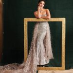 Alia Bhatt Instagram - Elle Belle 😏 @elleindia ELLE India Editor: @aineenizamiahmedi Fashion Editor: @zohacastelino Photographer: @vaishnavpraveen (thehouseofpixels) Stylist: @lakshmilehr Art Direction and Cover Design: @juno_onajunket Words: @ruman02 Editorial Assistant: @halah_dawre Hair: @mikedesir Make up: @puneetbsaini Brand Coordinator: @aangss