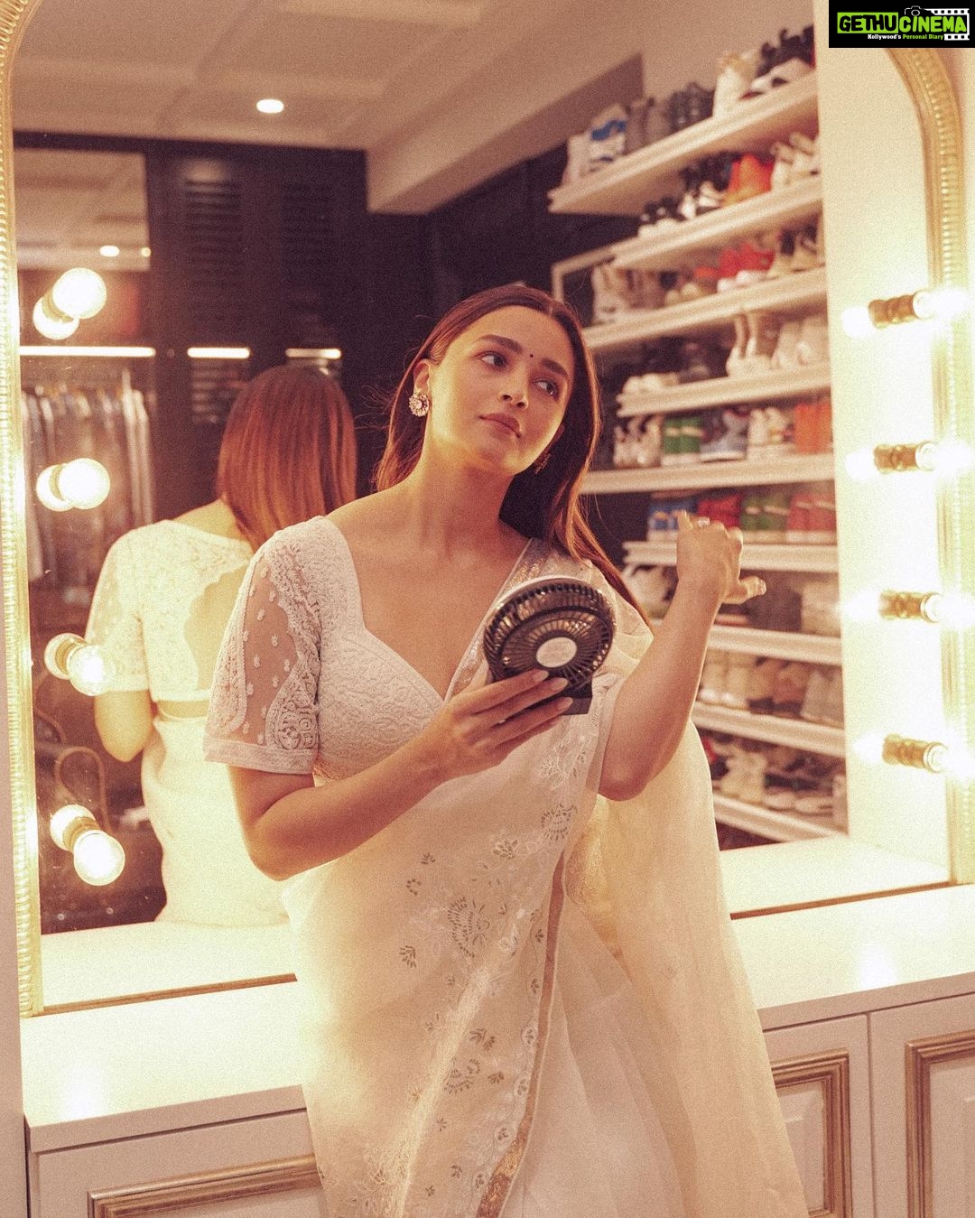 Alia Bhatt Instagram - meet my friend - my fan 🫠🫶