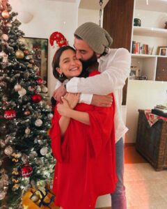Alia Bhatt Instagram - it’s the best time of year .. with the best people in the world ♥️♥️♥️♥️ merry merry always from my family to yours ✨☀️🎄🎅