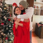 Alia Bhatt Instagram - it’s the best time of year .. with the best people in the world ♥️♥️♥️♥️ merry merry always from my family to yours ✨☀️🎄🎅