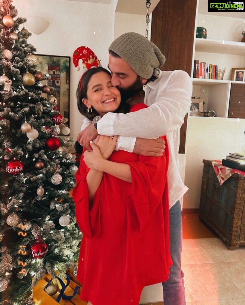 Alia Bhatt Instagram - it’s the best time of year .. with the best people in the world ♥️♥️♥️♥️ merry merry always from my family to yours ✨☀️🎄🎅