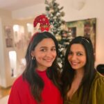 Alia Bhatt Instagram - it’s the best time of year .. with the best people in the world ♥️♥️♥️♥️ merry merry always from my family to yours ✨☀️🎄🎅
