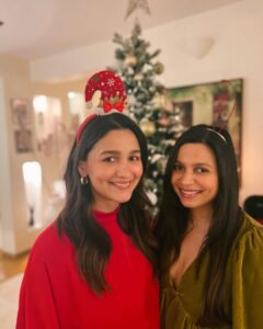 Alia Bhatt Instagram - it’s the best time of year .. with the best people in the world ♥️♥️♥️♥️

merry merry always from my family to yours ✨☀️🎄🎅
