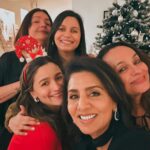 Alia Bhatt Instagram - it’s the best time of year .. with the best people in the world ♥️♥️♥️♥️ merry merry always from my family to yours ✨☀️🎄🎅