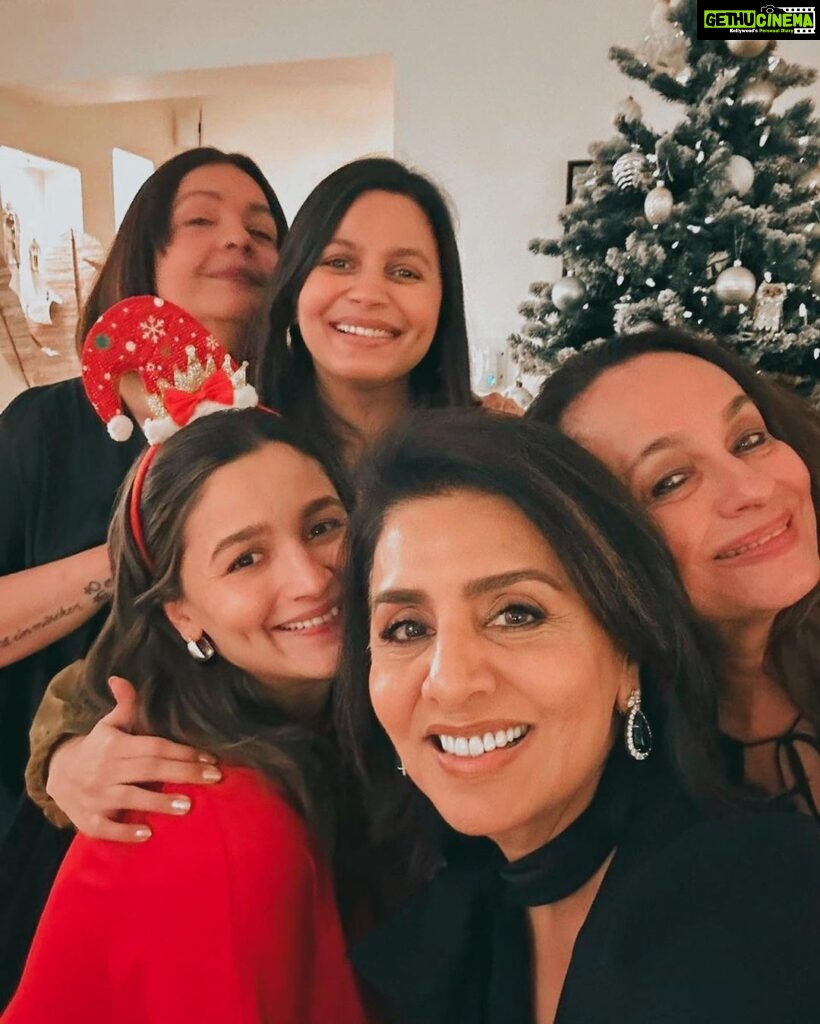 Alia Bhatt Instagram - it’s the best time of year .. with the best people in the world ♥️♥️♥️♥️ merry merry always from my family to yours ✨☀️🎄🎅