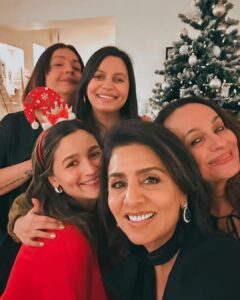Alia Bhatt Instagram - it’s the best time of year .. with the best people in the world ♥️♥️♥️♥️

merry merry always from my family to yours ✨☀️🎄🎅