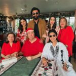 Alia Bhatt Instagram - it’s the best time of year .. with the best people in the world ♥️♥️♥️♥️ merry merry always from my family to yours ✨☀️🎄🎅