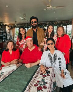 Alia Bhatt Instagram - it’s the best time of year .. with the best people in the world ♥️♥️♥️♥️

merry merry always from my family to yours ✨☀️🎄🎅