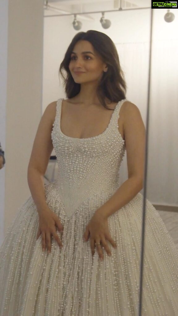 Alia Bhatt Instagram - @aliaabhatt turned to designer @PrabalGurung for her #MetGala debut, for which even this superstar was a little nervous. Wobbly knees were nowhere to be seen once this glamorous look hit the carpet, though. The all-white outfit elegantly fit into the night’s dress code of “in honor of Karl.” Featuring a dramatic sheer train and hundreds (if not thousands) of pearl beads, the look served up pure princess bride—which certainly was a recurring theme in the decades-spanning catalog of Lagerfeld’s work. Another nice touch? She wore a single fingerless glove, which was one of Lagerfeld’s favorite accessories (though he wore two). Tap the link in our bio to watch the star get ready for fashion’s biggest night. Director: @shrutirya Director of Photography: @madebymoubayed Editor: @__katiewolford__ Producer: @__jamierebecca__ Assistant Camera: @longlogantall Audio: @nicmaupin Filmed at: @rosewoodthecarlyle
