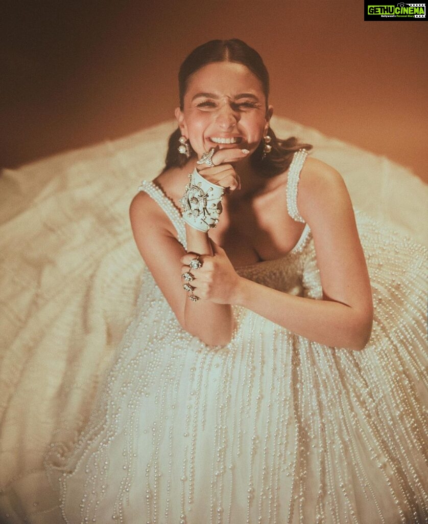 Alia Bhatt Instagram - 🤍😇🫠 #metgala2023 (credits in tags)