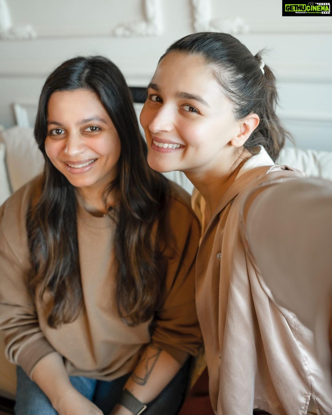 Alia Bhatt Instagram - meet my friend - my fan 🫠🫶