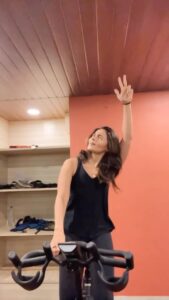 Alia Bhatt Instagram - Filhaal hum toh sirf Cardio ke pyaar mein bheege bheege bheege 😅 @shraddhakapoor #TerePyaarMein on loop dada 🔁♥️ @ipritamofficial