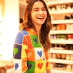 Alia Bhatt Instagram - No heart of stone here… just one filled with love… enroute #Tudum #SãoPaulo ♥️♥️♥️