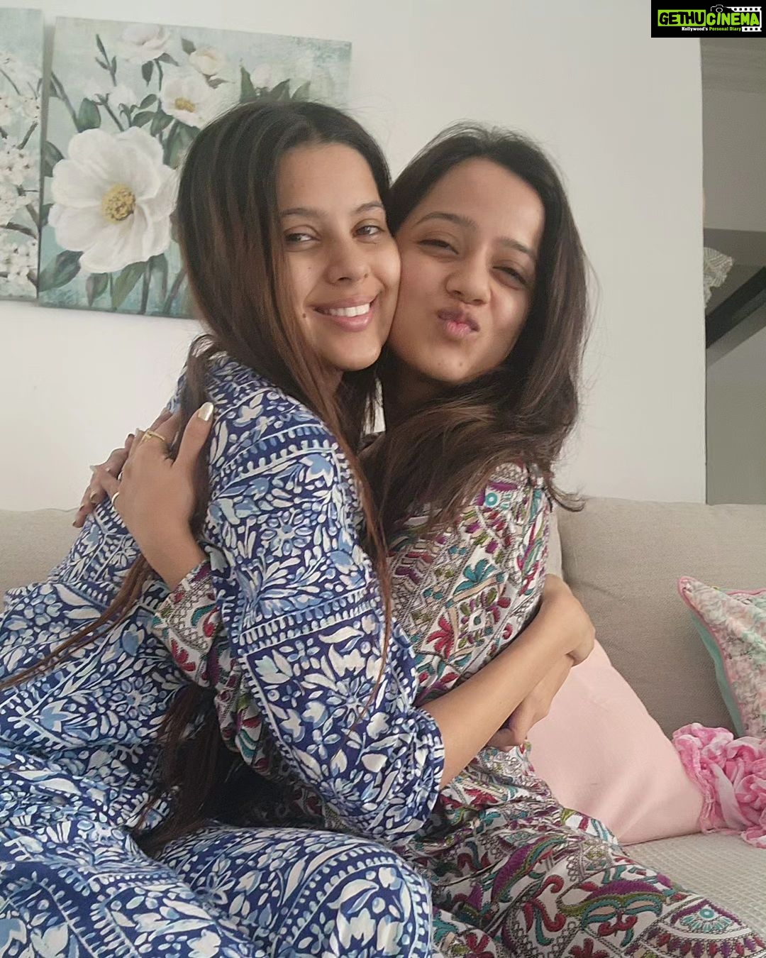 Alice Kaushik Instagram - Sleepover so good that now we are going to sleep again 😴 #nofilter #RawLove Good morning and goodnight 😋 Okay bye 💗