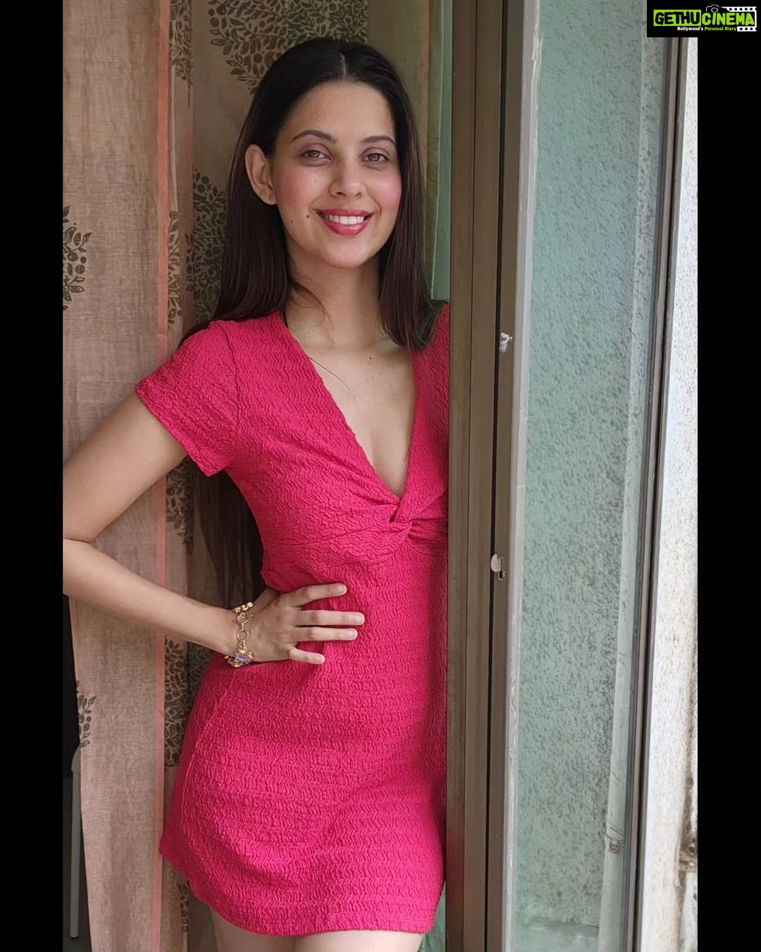 Alice Kaushik Instagram - In a room full of art, i'd still stare at you. 💖