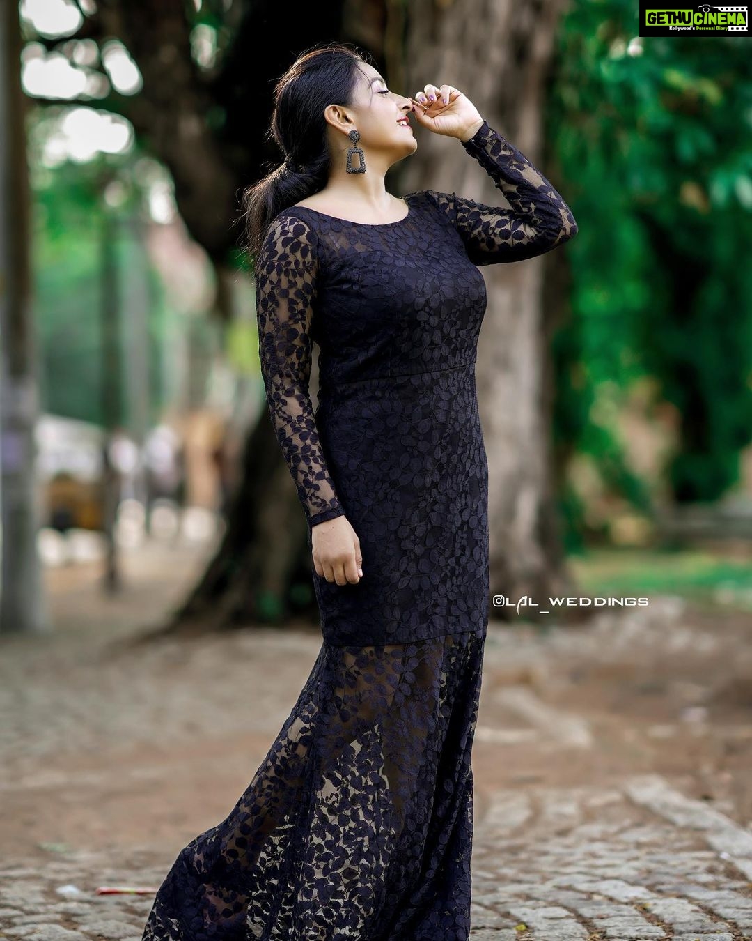 Alphy Panjikaran Instagram - Simplicity is the keynote of all true elegance 🖤❤️ @lal_weddings 📸 @_arya_jithins_makeover 💄 @diva_womensclothingstore 👗 #simple #elegant #happy #peace #life #picoftheday #weekend #special #love #yourlife #black #explore #instagood #instagram #reelsinstagram #trending #fashion #women #explorepage #goodvibes #beyou #lol
