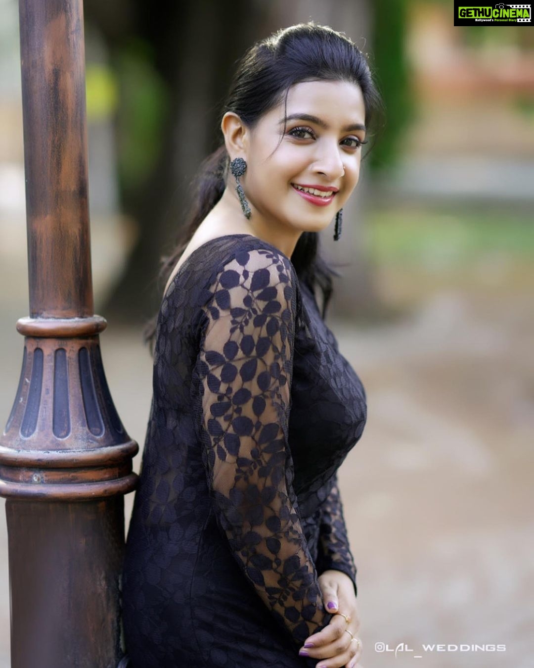 Alphy Panjikaran Instagram - Simplicity is the keynote of all true elegance 🖤❤️ @lal_weddings 📸 @_arya_jithins_makeover 💄 @diva_womensclothingstore 👗 #simple #elegant #happy #peace #life #picoftheday #weekend #special #love #yourlife #black #explore #instagood #instagram #reelsinstagram #trending #fashion #women #explorepage #goodvibes #beyou #lol