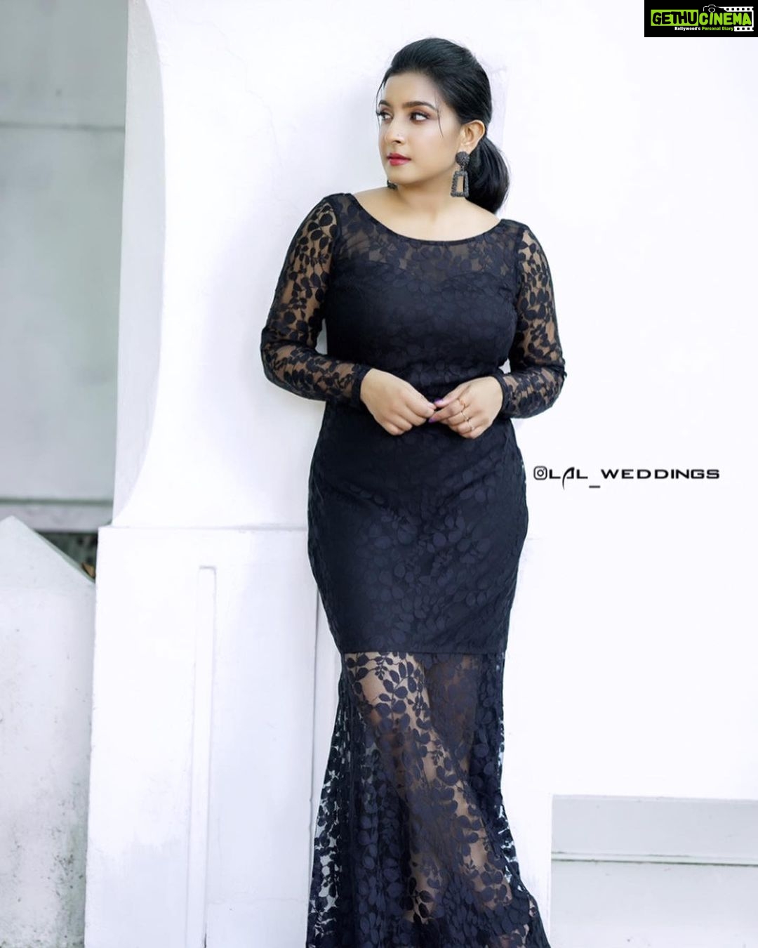Alphy Panjikaran Instagram - Simplicity is the keynote of all true elegance 🖤❤️ @lal_weddings 📸 @_arya_jithins_makeover 💄 @diva_womensclothingstore 👗 #simple #elegant #happy #peace #life #picoftheday #weekend #special #love #yourlife #black #explore #instagood #instagram #reelsinstagram #trending #fashion #women #explorepage #goodvibes #beyou #lol