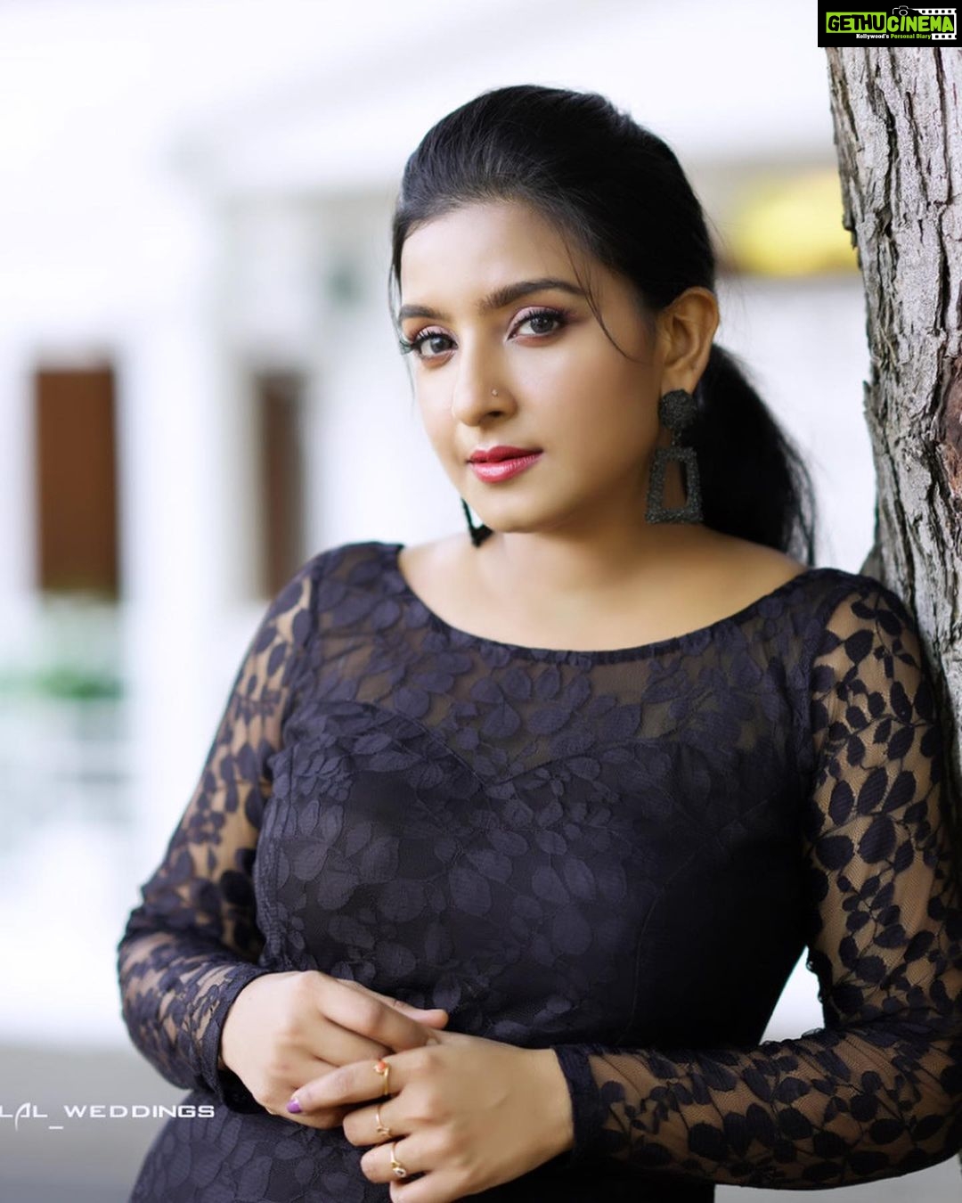 Alphy Panjikaran Instagram - Simplicity is the keynote of all true elegance 🖤❤️ @lal_weddings 📸 @_arya_jithins_makeover 💄 @diva_womensclothingstore 👗 #simple #elegant #happy #peace #life #picoftheday #weekend #special #love #yourlife #black #explore #instagood #instagram #reelsinstagram #trending #fashion #women #explorepage #goodvibes #beyou #lol