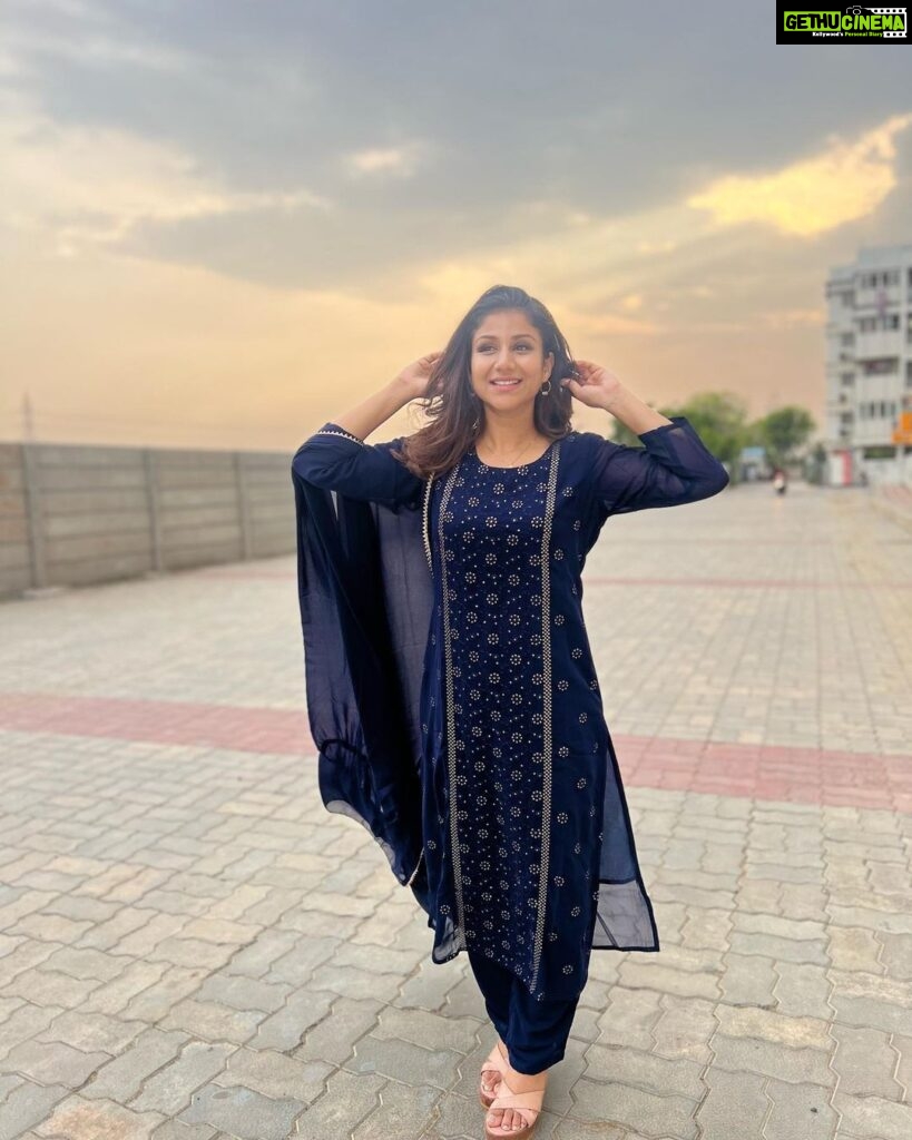 Alya Manasa Instagram - Feeling confident and blue-tiful! 💙✨ Elegant dress @hamsini_boutique . . #nofilter #stlye #music #beauty #ootd #outfits #trending