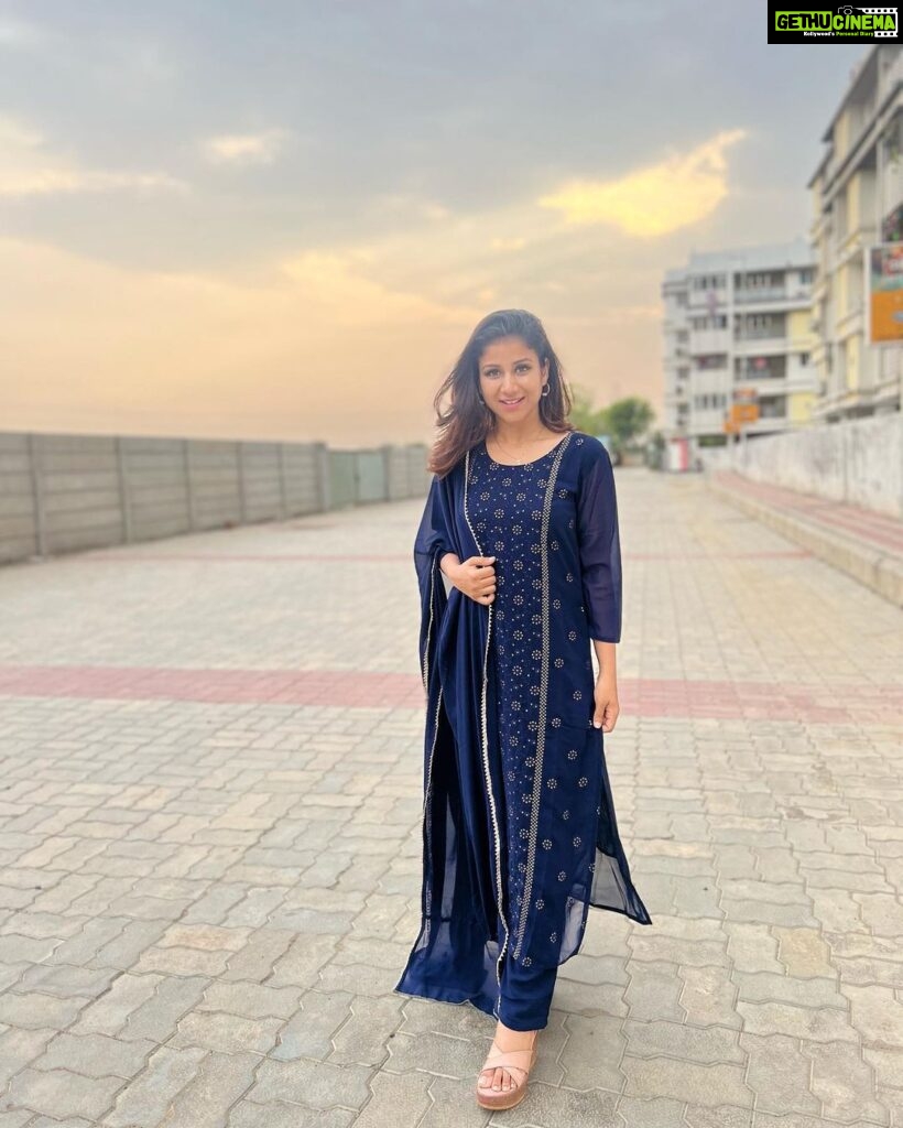Alya Manasa Instagram - Feeling confident and blue-tiful! 💙✨ Elegant dress @hamsini_boutique . . #nofilter #stlye #music #beauty #ootd #outfits #trending