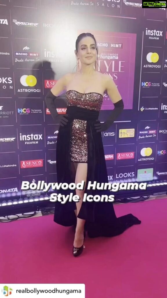 Ameesha Patel Instagram - Posted @withregram • @realbollywoodhungama #Gadar2 girl #AmeeshaPatel oozes oomph on the pink carpet at #BHStyleIcons Wearing n styled by @rockystarofficial @rockystar100 Glam by @chettiaralbert Hair by @hairbyhaseena 💖🧿🧿💖💖