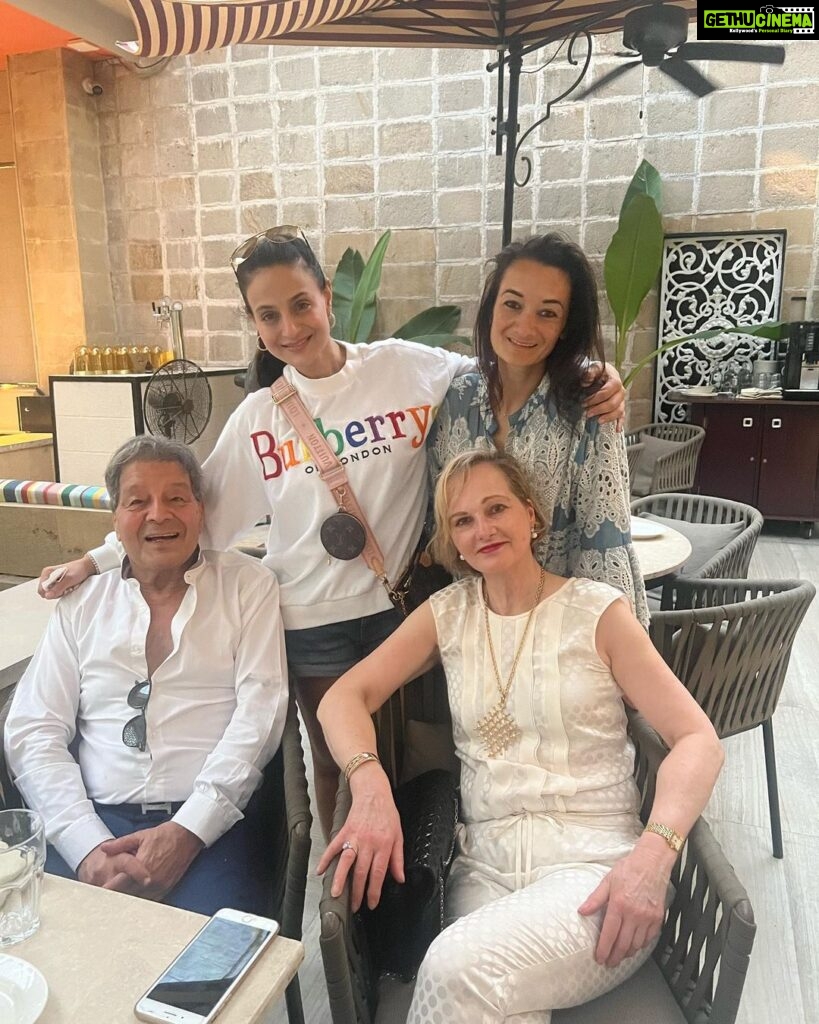 Ameesha Patel Instagram - Spent a lovely Sunday with my fabulous aunt and uncle and cousin sister from PARIS .. felt soo good .. cousins keep visiting INDIA but my uncle and aunt came from France after 10 years .. I wait to travel to PARIS to meet them.. is lovely to have them in INDIA after so long 💖💖💖💖 @shainasuchdev 💖💖