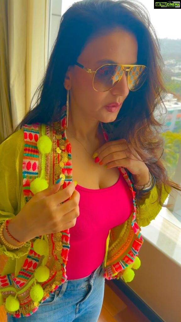 Ameesha Patel Instagram - PUNE …. EVENT READY … HOLI WORK MODE 🎉🎉🎉🎉 Wearing and styling @neenaksahi 🎉 HAPPY HOLI EVERYONE 🎈🎈