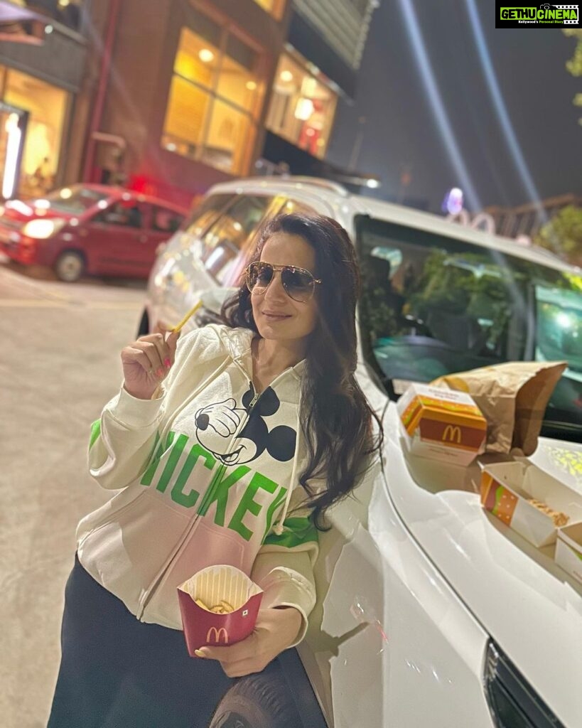 Ameesha Patel Instagram - Enroute Pune and only 4 hours from Mumabi to Panvel 🙈🙈🙈🙈….. McDonald’s has to save the day 🍔🍔🍔🍔