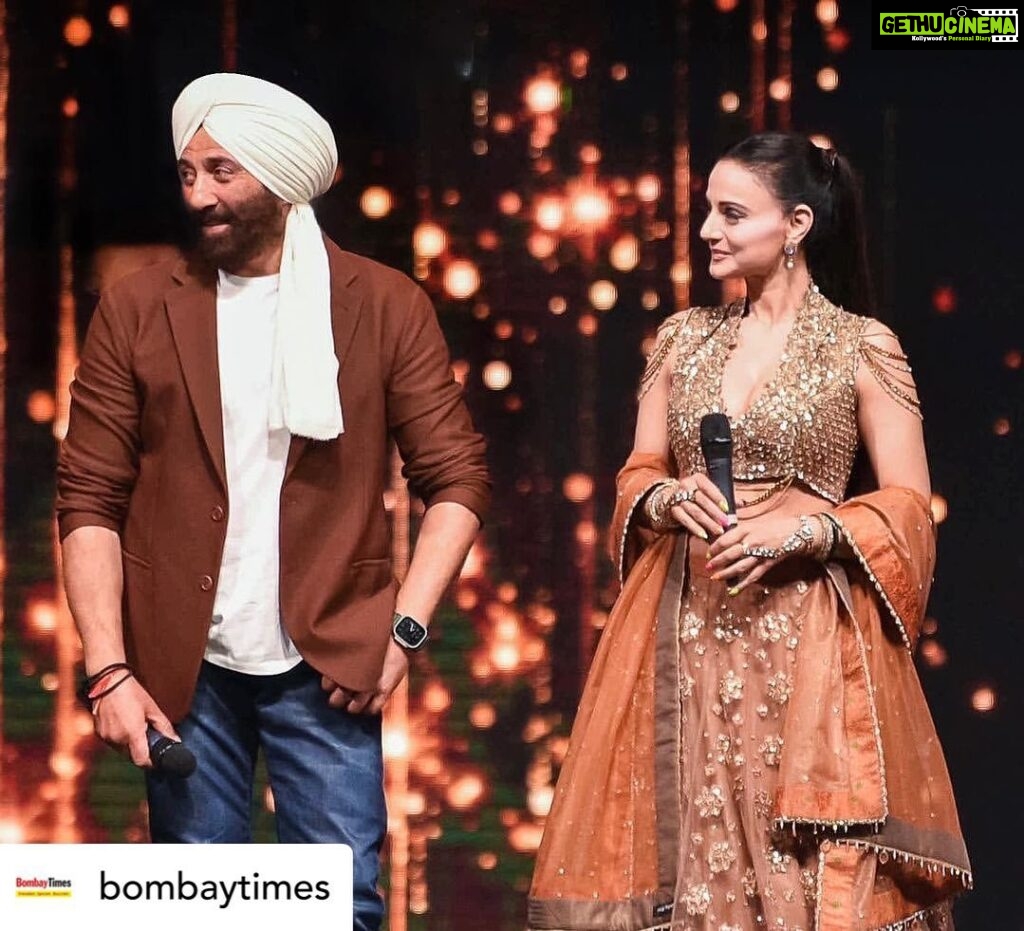 Ameesha Patel Instagram - Posted @withregram • @bombaytimes One epic moment ✨Our Tara Singh and Sakina spread their magic on the small screen! #sunnydeol #ameeshapatel #gadar2 #bollywoodactors #actorslife #bombaytimes