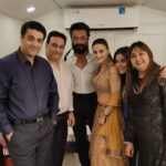 Ameesha Patel Instagram - About last nite … fun times backstage with my darling co star @iambobbydeol …. Zee Cine Awards 2023 … @kuunalgoomer @shammli @csanchita 💖💖💖💖💖💖…