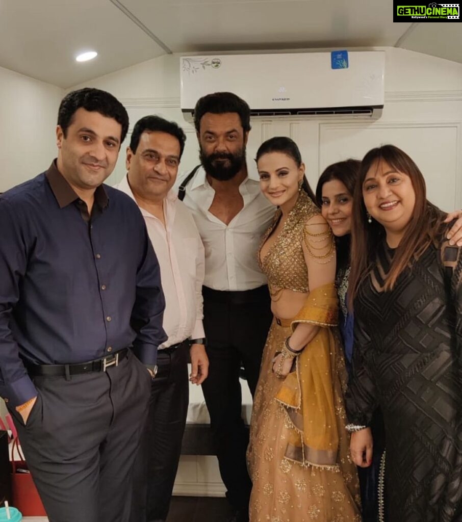 Ameesha Patel Instagram - About last nite … fun times backstage with my darling co star @iambobbydeol …. Zee Cine Awards 2023 … @kuunalgoomer @shammli @csanchita 💖💖💖💖💖💖…