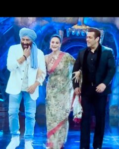Ameesha Patel Instagram - Had a blast promoting GADAR 2 last evening at the Grand Finale of Big Boss Season 16 with my two hunks and true blue super star friends @iamsunnydeol n @beingsalmankhan 
Styled by @rockystarofficial @rockystar100 
Glam @jaywantthakre 
Hair  @poojaudeshihairdesigns 
💖💖💯🧿🧿✔️👏🏻👏🏻👍🏻👍🏻