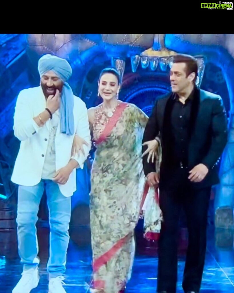 Ameesha Patel Instagram - Had a blast promoting GADAR 2 last evening at the Grand Finale of Big Boss Season 16 with my two hunks and true blue super star friends @iamsunnydeol n @beingsalmankhan Styled by @rockystarofficial @rockystar100 Glam @jaywantthakre Hair @poojaudeshihairdesigns 💖💖💯🧿🧿✔️👏🏻👏🏻👍🏻👍🏻