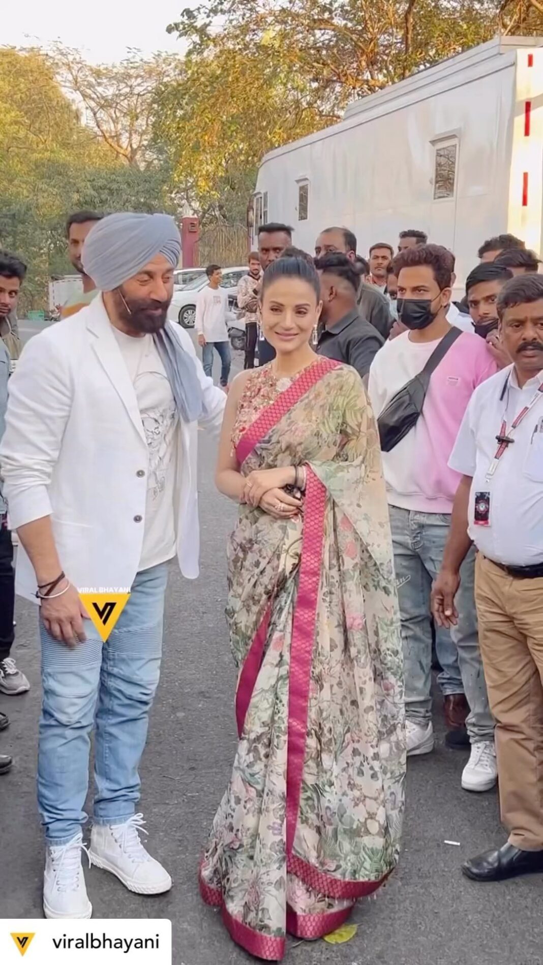Ameesha Patel Instagram - Posted @withregram • @viralbhayani #sunnydeol #amishapatel 😀 Kick starting GADAR 2 promotions at the BIG BOSS season 16 Grand finale .. with @iamsunnydeol Styled by n wearing @rockystarofficial @rockystar100 Glam by @jaywantthakre Hair @poojaudeshihairdesigns