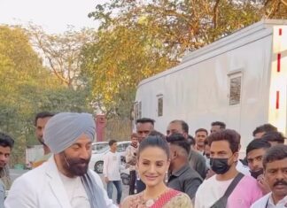 Ameesha Patel Instagram - Posted @withregram • @viralbhayani #sunnydeol #amishapatel 😀 Kick starting GADAR 2 promotions at the BIG BOSS season 16 Grand finale .. with @iamsunnydeol Styled by n wearing @rockystarofficial @rockystar100 Glam by @jaywantthakre Hair @poojaudeshihairdesigns