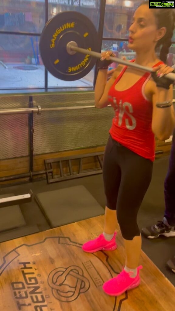 Ameesha Patel Instagram - Overhead presses feel really tough to get started and are intimidating , but that’s how I like it , especially when I’m done, if it doesn’t challenge me, it doesn’t interest me. @klinton81 @unitedstrength 💪🏻💪🏻🏋🏻‍♀️🏋🏻‍♀️